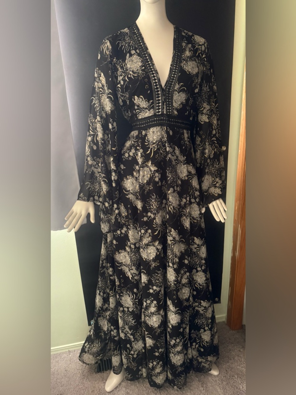 Aakaa Black Floral V-Neck Maxi Dress with Lace Waist